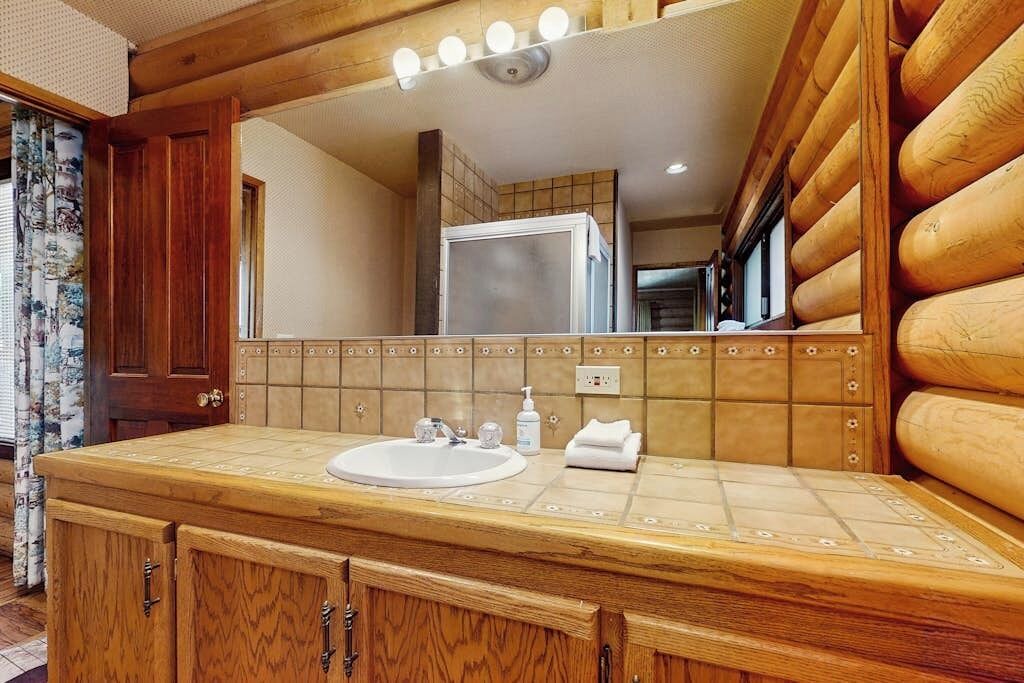 Photo of Bathroom in Twin Peaks