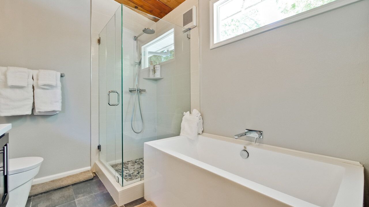 Photo of Bathroom in Duveneck - St. Francis