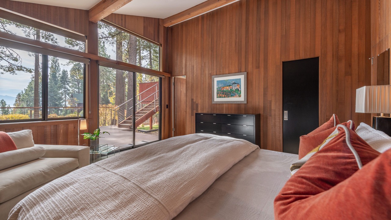 Photo of Bedroom in Lake Forest