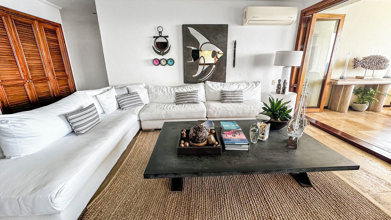 Photo of Livingroom in South Shore Hotel Area