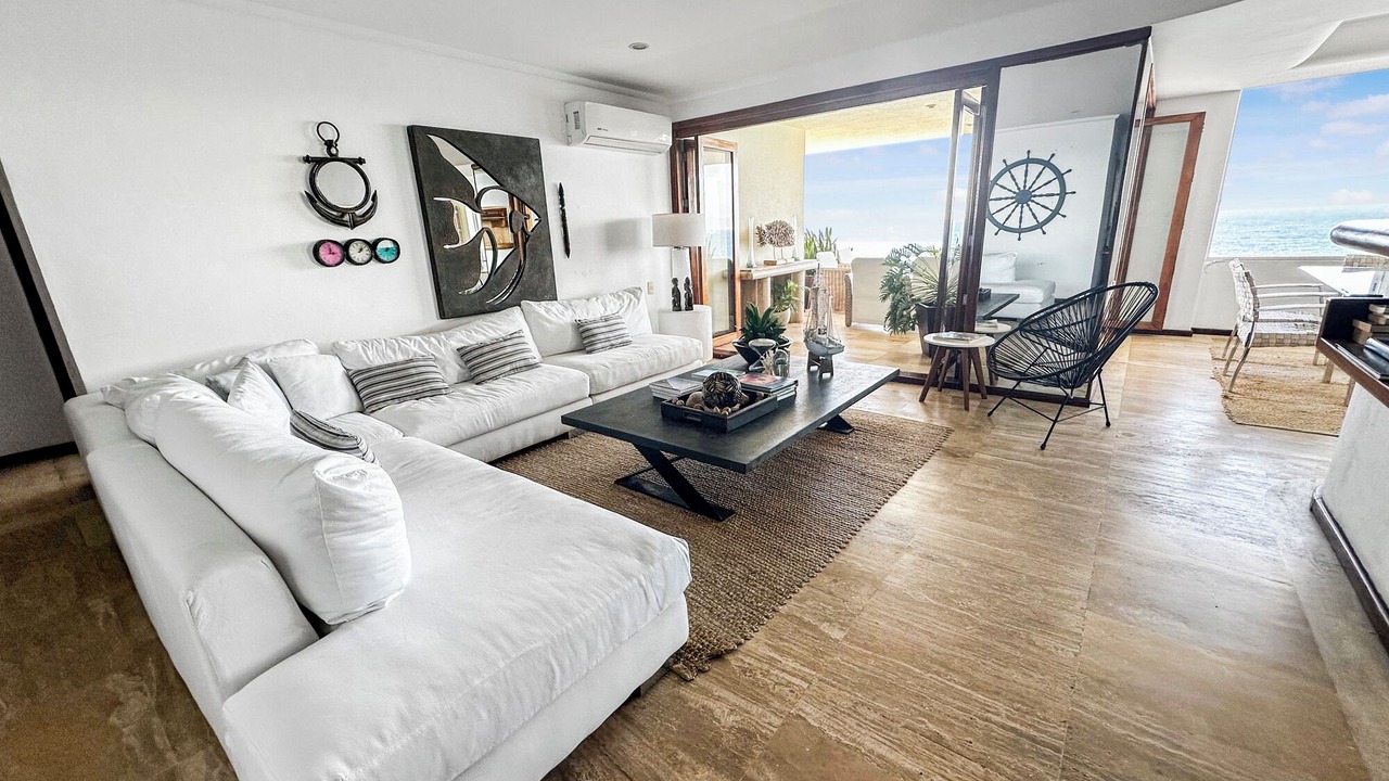 Photo of Livingroom in South Shore Hotel Area