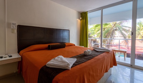 Basic Room, 1 King Bed