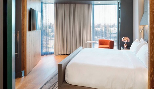 Room, 1 King Bed, Corner