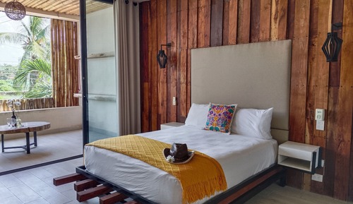 Basic Room, 1 Queen Bed (Balcony)