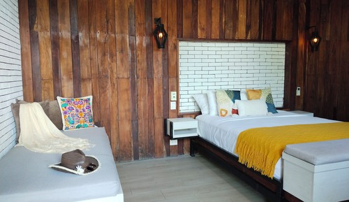 Deluxe Studio, Multiple Beds