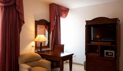 Executive Suite, 1 King Bed, Non Smoking, Pool View