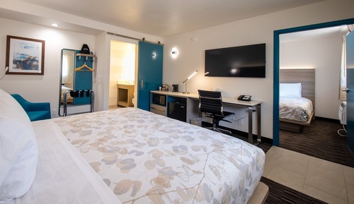 King/Queen/Shower Suite