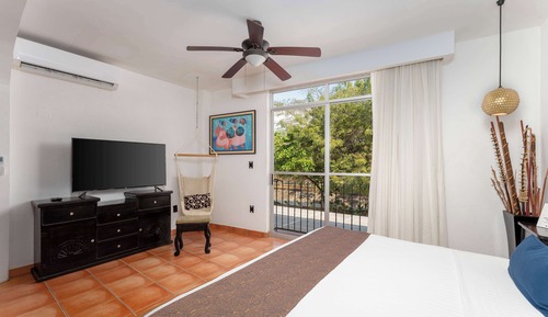 Suite, 1 King Bed, Non Smoking, Kitchenette (with Sofabed)