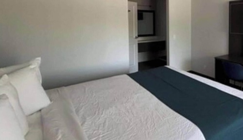 Standard Room, 1 King Bed, Accessible, Non Smoking