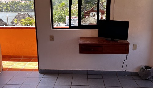 Room (4)