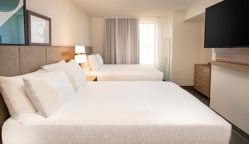 One-Bedroom Queen Suite