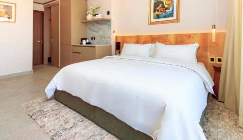 Deluxe Queen Room