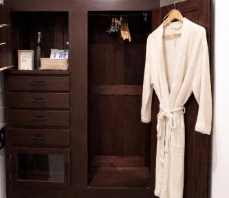 Deluxe King Suite