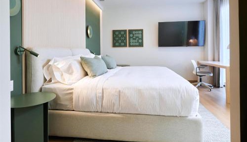 Executive King Room with Sofa Bed - Non-Smoking