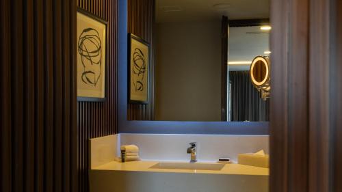 Junior King Suite with City View