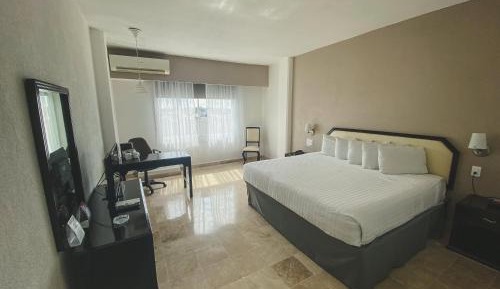 King Room with Roll-in Shower - Mobility Access/Non-Smoking