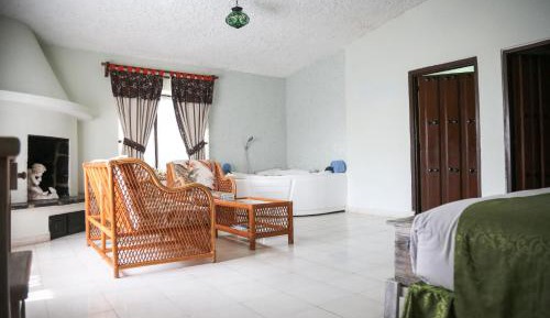 King Suite with Pool View