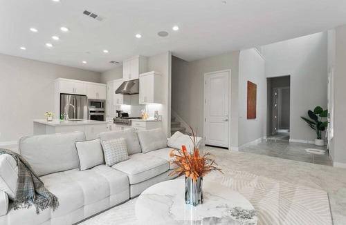 Lake Forest House | Exquisite Retreat on Pin Ln #41790