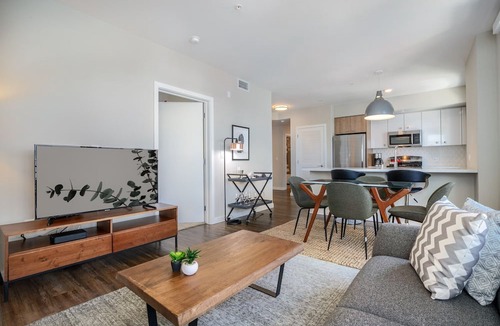 South of Market Apartment | Stunning SoMa 2BR w/BBQ + Gym + Patio near tech companies by Blueground