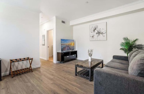 Mid Central Apartment | Elegant Pasadena Homew Patio Parking Near Old Town