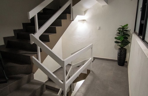 Leon House | Venator House Moral