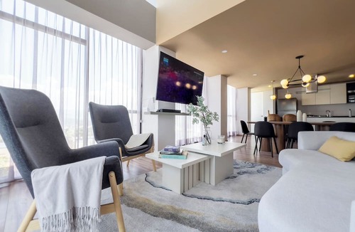 Leon Apartment | Luxury Condo Views of Festival del Globo