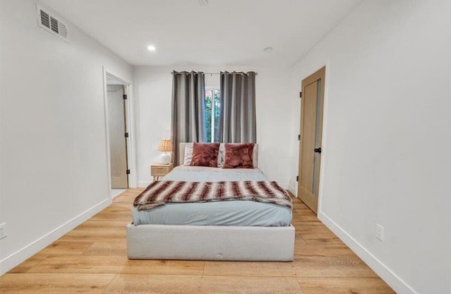 Sherman Oaks Apartment | Luxurious Townhome