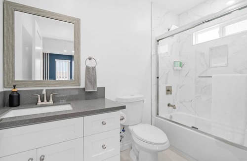Lynwood House | Stylish New home Near DTLA, Disneyland, SOFI