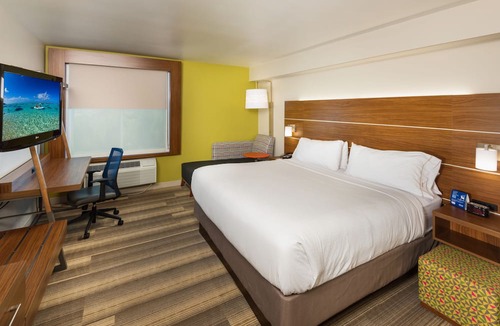 Peoria Hotel | Holiday Inn Express Hotel & Suites PEORIA NORTH - GLENDALE by IHG