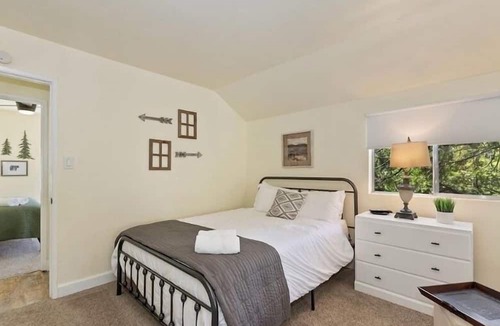 Lake Arrowhead Hotel | Walk 2 Village, Relax on Deck, Cool w/AC!