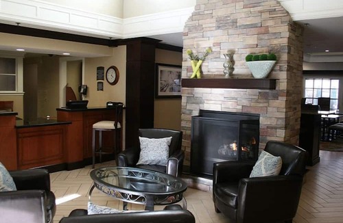 San Bruno Hotel | Relax and Unwind! 2 Spacious Units, Free Breakfast, Outdoor Pool, Pet-friendly!