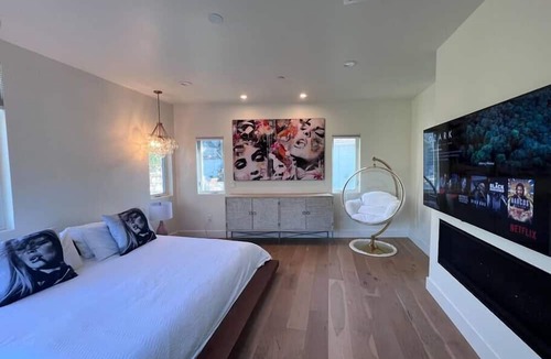 Silver Lake Villa | Gorgeous New "Cosmopolitan Arts House" in Prime Silverlake with Pool and Views!