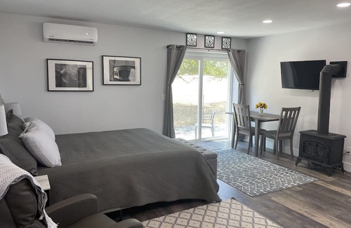 Red Bluff Apartment | Updated In-Law Suite with laundry and patio for Mid Term Stays