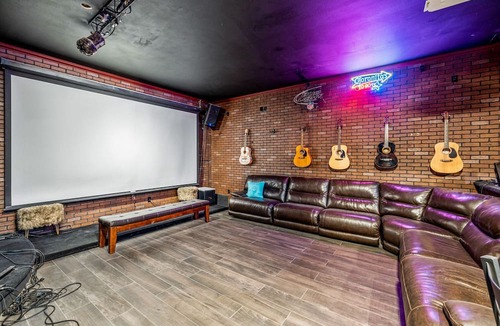 Bermuda Dunes House | The Bentley Estate: Festivals, Karaoke, Grotto, Sauna, Putting Green, BBQ!
