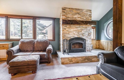 Mammoth Lakes House | Helios S #5 - Pet Friendly 2 Bedroom 3 bathroom Townhouse, Just a short walk to Village Gondola