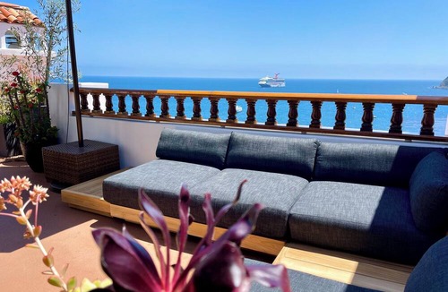 Avalon Villa | Amazing Views - Hamilton Cove Ocean front Villa with large wrap around balcony