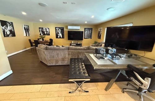 Paradise House | Sinatra-Themed Las Vegas House 6 bedroom ~ 12 beds with Pool & Game Room