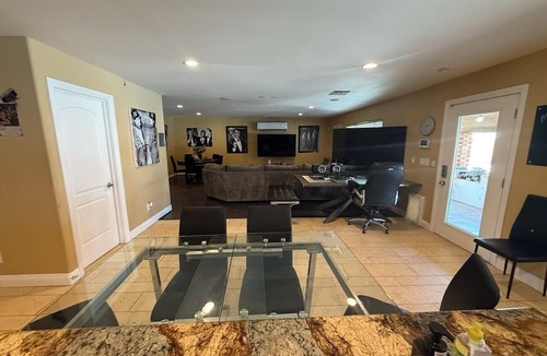 Paradise House | Sinatra-Themed Las Vegas House 6 bedroom ~ 12 beds with Pool & Game Room