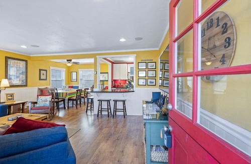 Avalon House | 315E Upper: Spacious, Remodeled, Colorful Upper Level Duplex, Quiet Street, WIFI