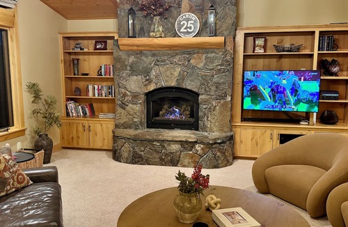 Truckee House | Spectacular Panoramic Sunrise and Sunset Mountain Views; EV Charger; Hot Tub