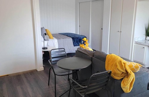 Los Angeles Apartment | Cozy studio ADU in lovely Los Angeles with refreshing AC near SoFi Stadium