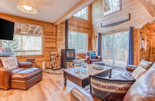 Zigzag House | Fantastic river cabin near Mount Hood with private hot tub, firepit & wood stove