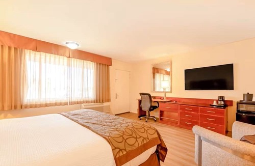 Yuma Townsite Hotel | King & Queen Suite Retreat w/Free Parking & Pool | Near Yuma Downtown Dining
