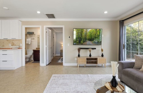 Woodland Hills House | Walnut Acres Ranch 1BR Guesthouse in Woodland Hills w/Pool & Patio