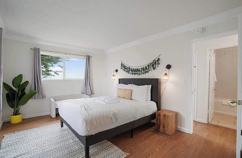 Pacifica Apartment | 4BR Pacifica Top Flat | Perfect for Groups w/View