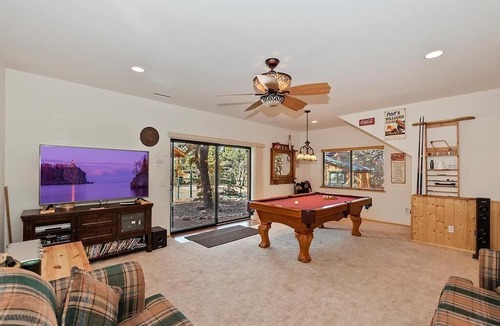 Upper Moonridge Cabin | Dog-friendly cabin, picnic table, BBQ, game room, two kitchens and more!