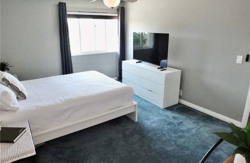 Bixby North Condo | Gorgeous 2-bedroom condo with AC in Long Beach two garages