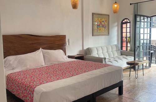 Emiliano Zapata Condo | Romantic zona jr king bed suite, kitchen, balcony, a/c, smart tv, 8 blocks beach