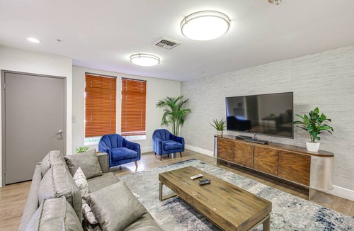Waterfront Condo | Luxe Long Beach Condo w/Pool: 1 Mi to Shoreline!
