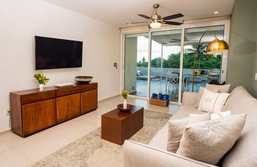 Puerto Juarez Apartment | BEACHFRONT w/Huge pool & private terrace l BBQ I Fast WiFi 2Br